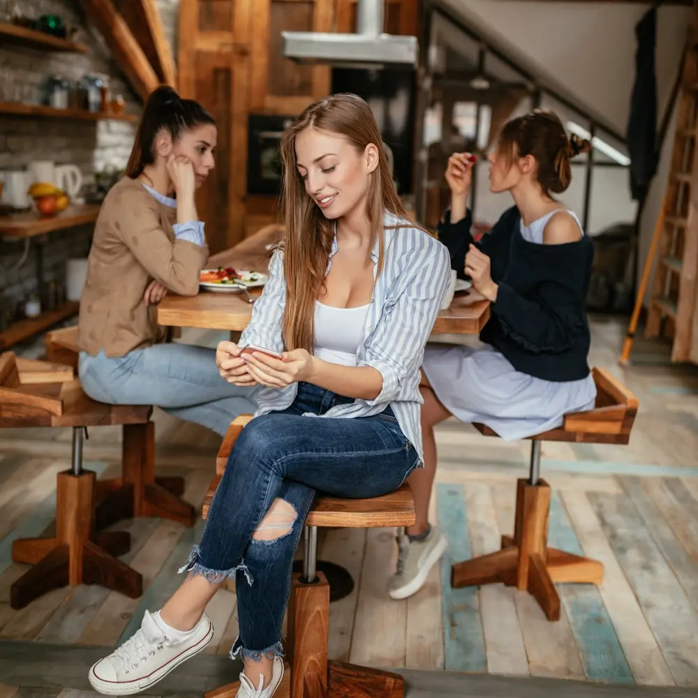 mujer-viendo-celular-restaurante